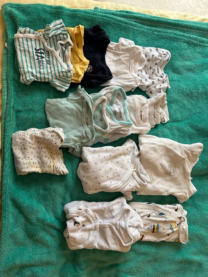 Lot bodies et pyjamas - photo numéro 3