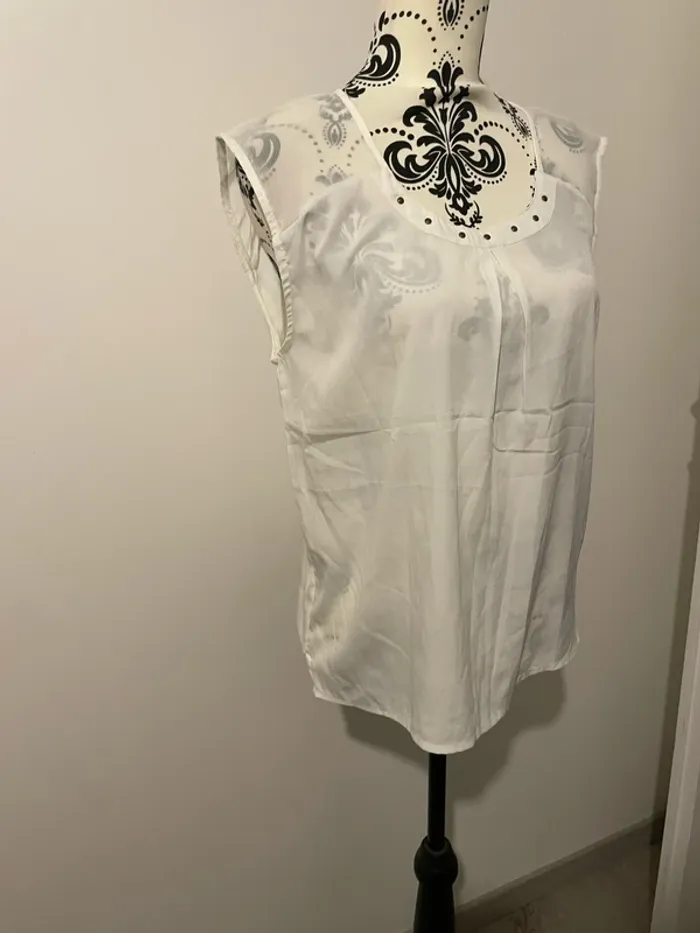 Blouse sans manche débardeur blanc dentelle au col avec strass neuf Emoi taille 40 - photo numéro 3