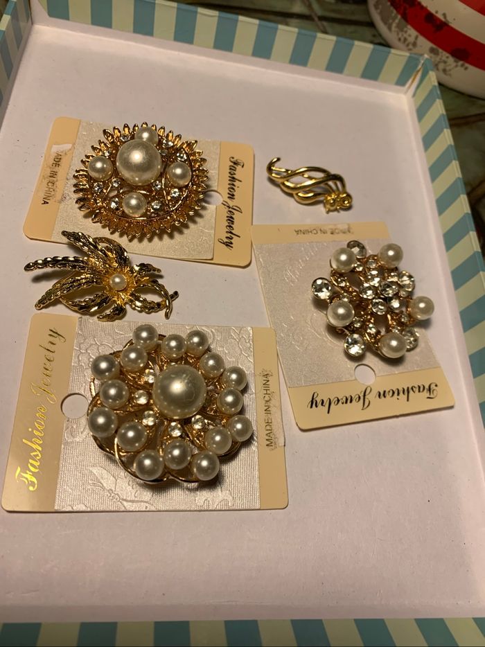 5 broches dorées et strass
