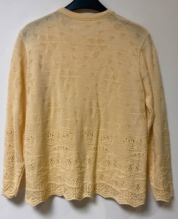 Joli pull jaune clair taille 40 plus d’étiquette entre aisselles 50 cm - photo numéro 2