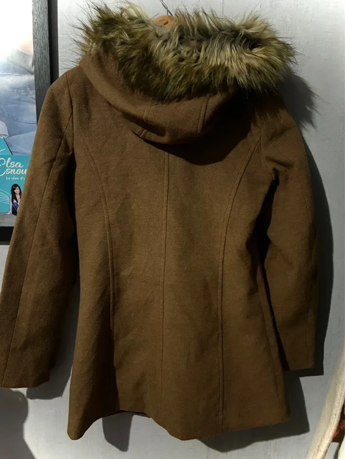 Jolie manteau camel avec capuche fausse fourrure - photo numéro 3