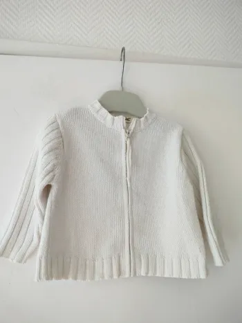 (e) gilet blanc crème Alphabet
