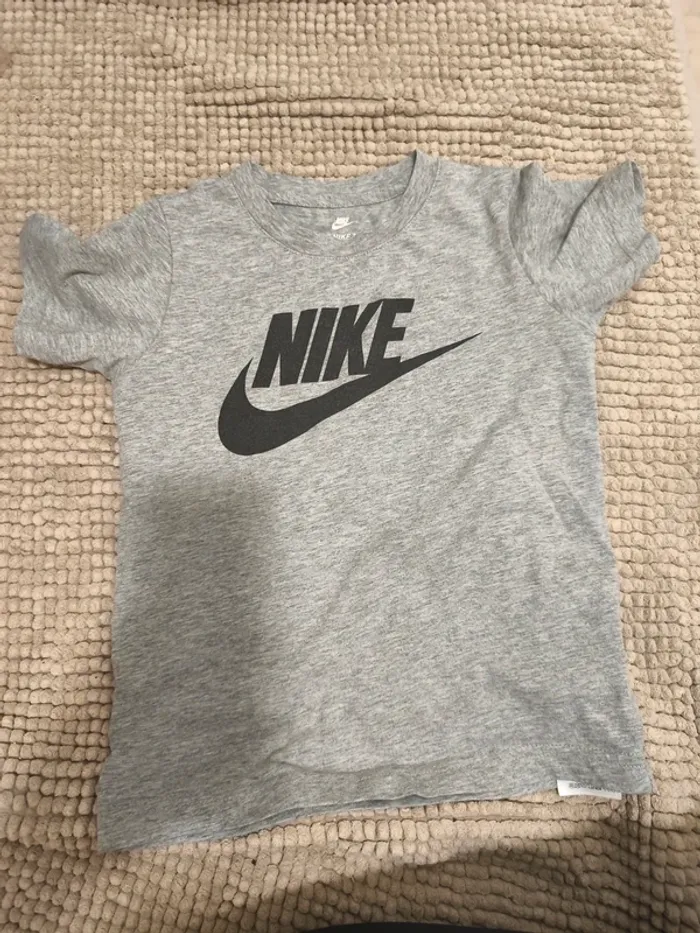 Tee shirt manches courtes taille 6-7 ans marque Nike