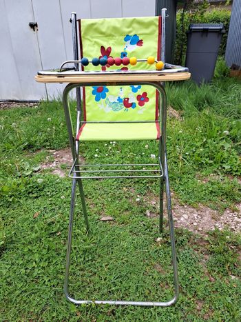 Chaise haute pour poupée