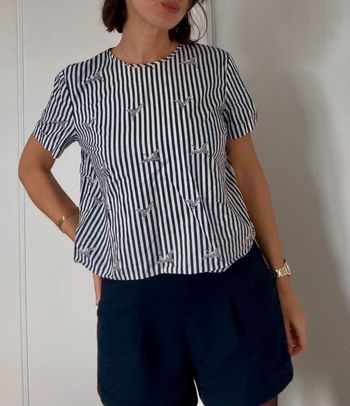 Top court rayé bleu et blanc avec des cigognes - taille M - Mango - très bon état