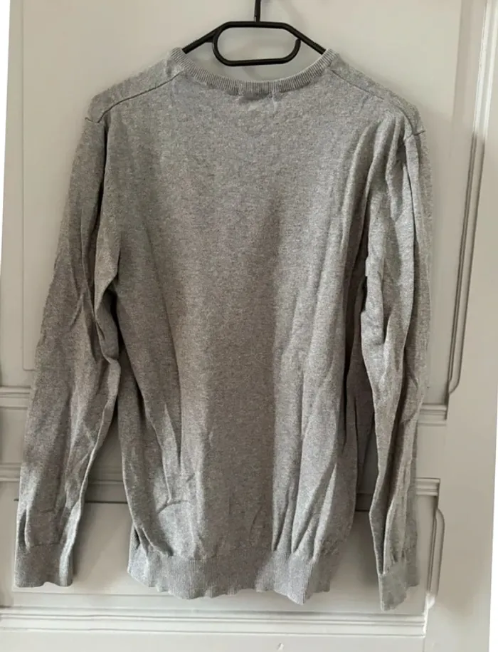 Pull gris col V Kiabi taille M chaud - photo numéro 3