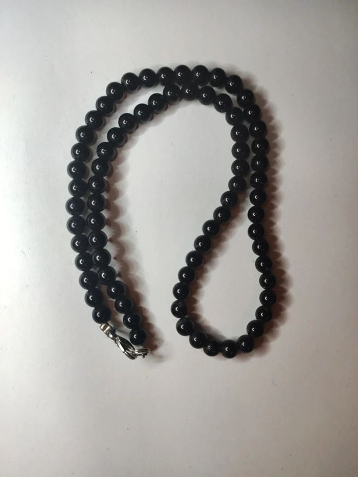 Collier de perles noires lithothérapie