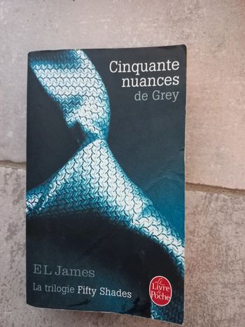 Livre de poche 50 nuances de Grey