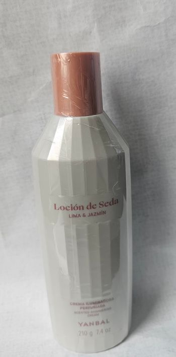 Lotion Éclaircissante Parfumée à la Soie Rose et Musc. Marque Yanbal 