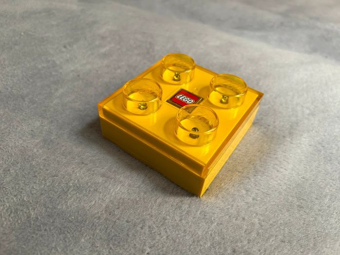 Lampe murale ou à poser jaune Marque Lego en forme de brique 2X2 en 3D - photo numéro 3