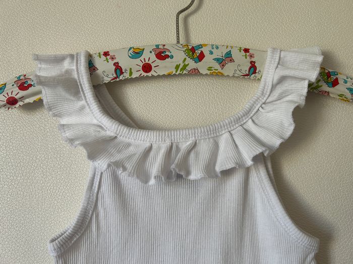 tee-shirt sans manche col avec petit volant - photo numéro 2