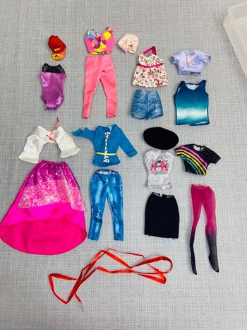 Lot vêtements poupée Barbie 