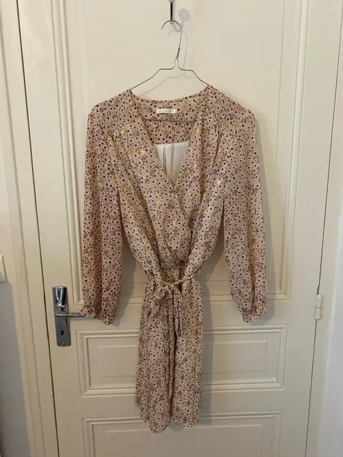 Robe à fleurs rose et dorée