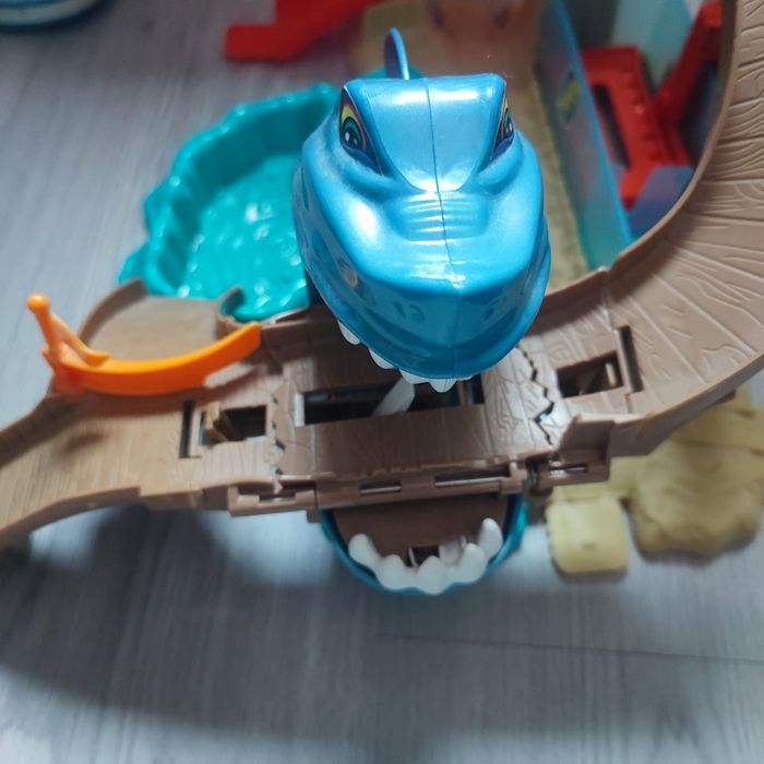 Hot wheels piste attaque requin coffret de jeux avec deux zones de changement de couleur et un véhicule color shifter inclus - photo numéro 3