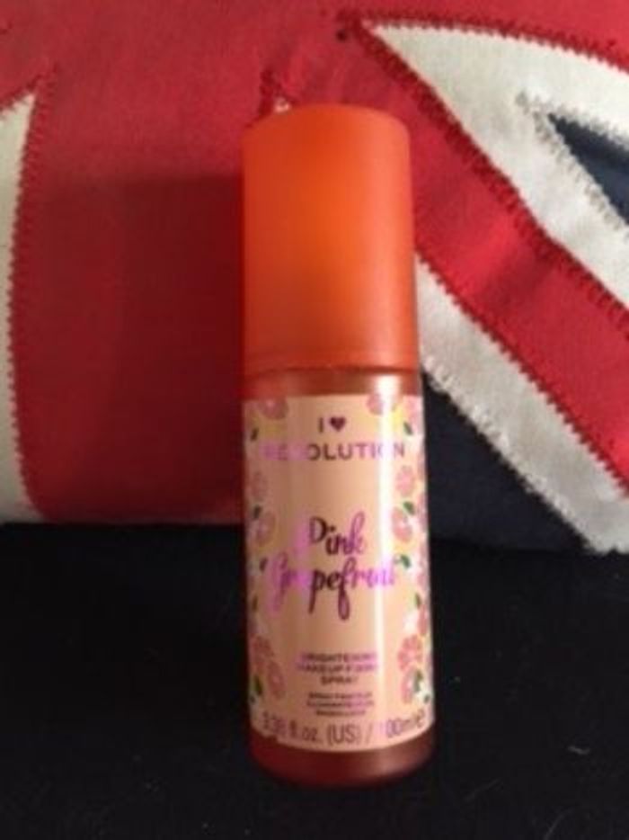 Brume fixatrice illuminatrice pamplemousse rose Make Up Revolution neuf