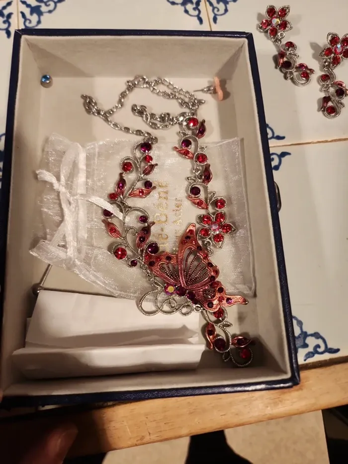Collier et boucles d'oreilles papillon - photo numéro 4