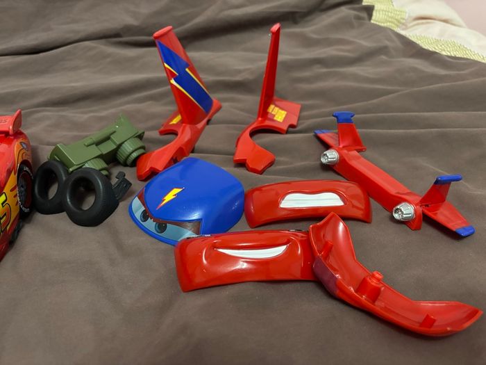 Voiture Disney Flash Mcqueen et ses accessoires - photo numéro 2