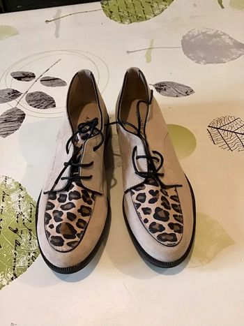 Chaussure en cuir beige dessus motif  noir et marron taille 37 marque André