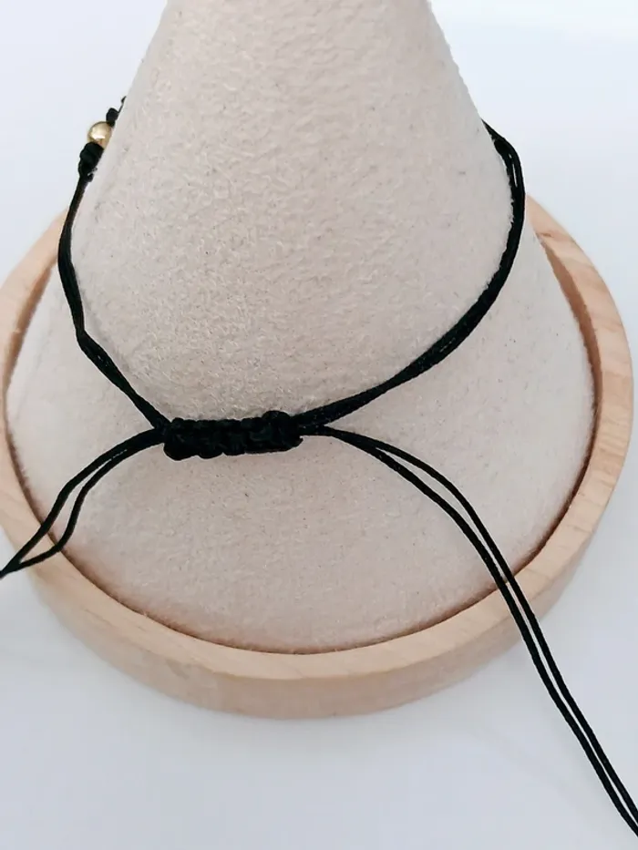 Bracelet fleur noir sur cordon ajustable – look minimaliste - photo numéro 3