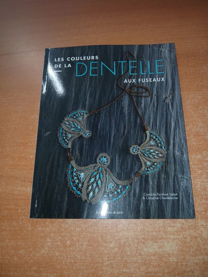 Les couleurs de la dentelle aux fuseaux