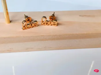 Clous d’oreilles “love” gravés – look tendance et discret