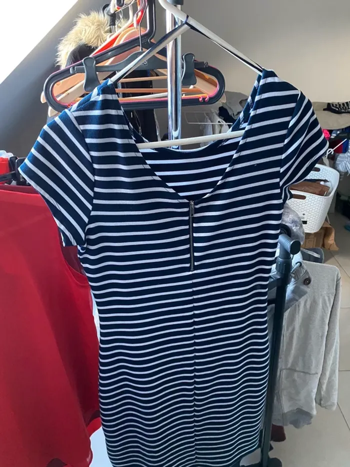 Robe moulante à ligne bleu marine et blanche - photo numéro 2