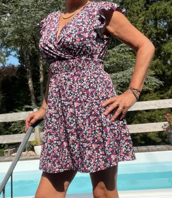 Jolie petite robe d été taille m pour 38 motif fleurit rose et noir taille élastique état neuf