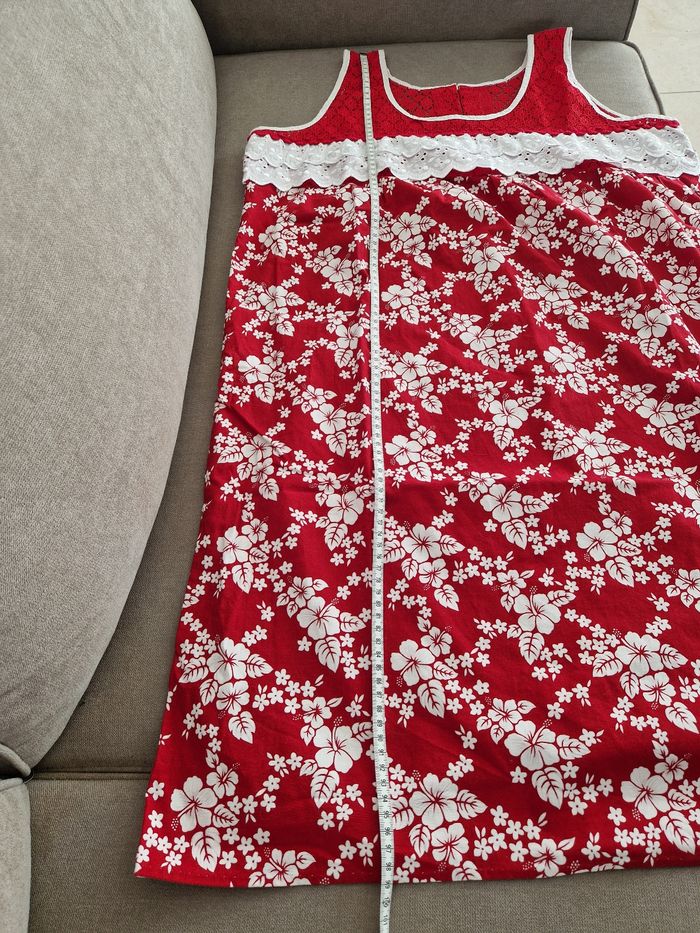 Robe polynésienne rouge a fleurs blanche à définitions dentelle - photo numéro 9