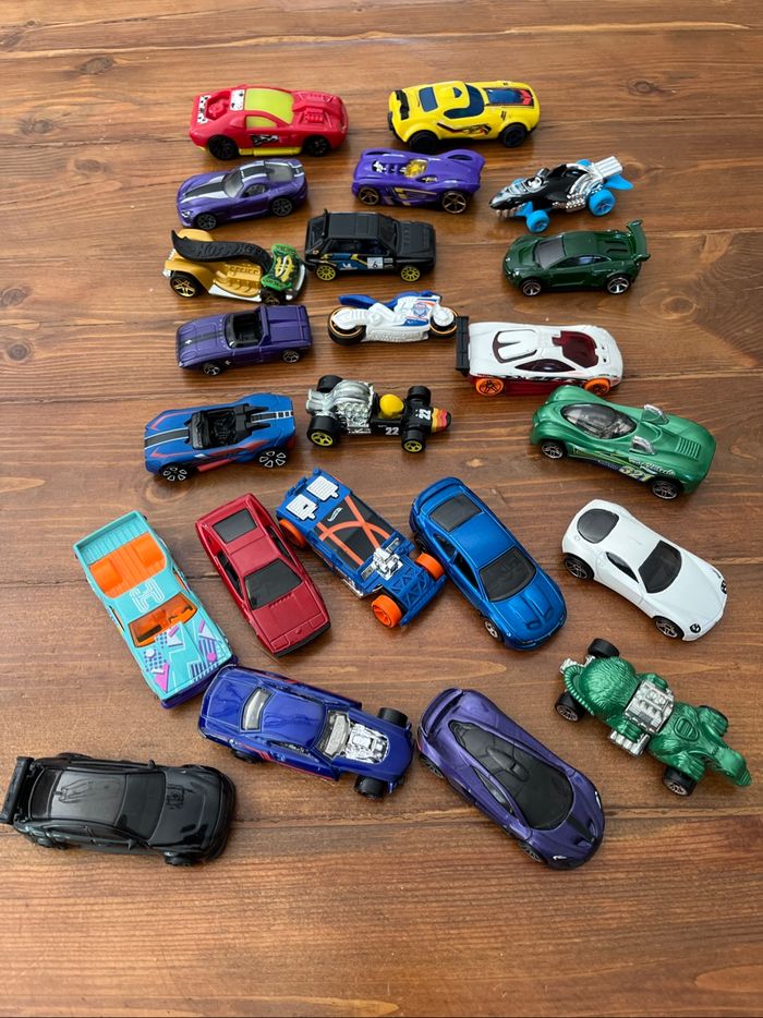 Lot de 23 voitures Hot Wheels
