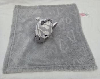 Doudou zèbre grelot carré plat gris relief nuages -  Primark