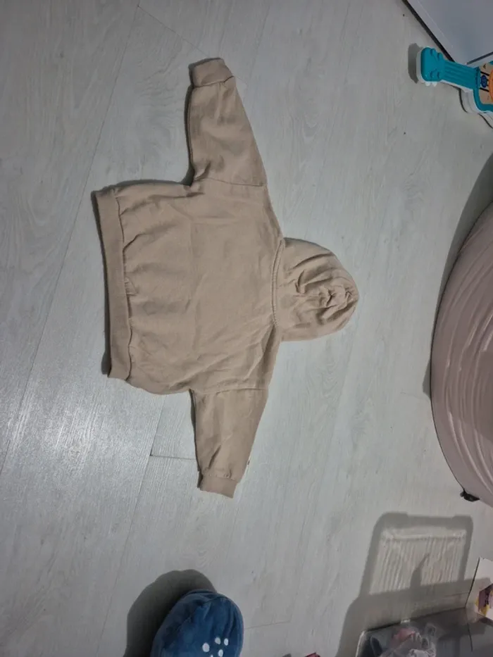 Sweat à capuche beige motif cerise - photo numéro 4