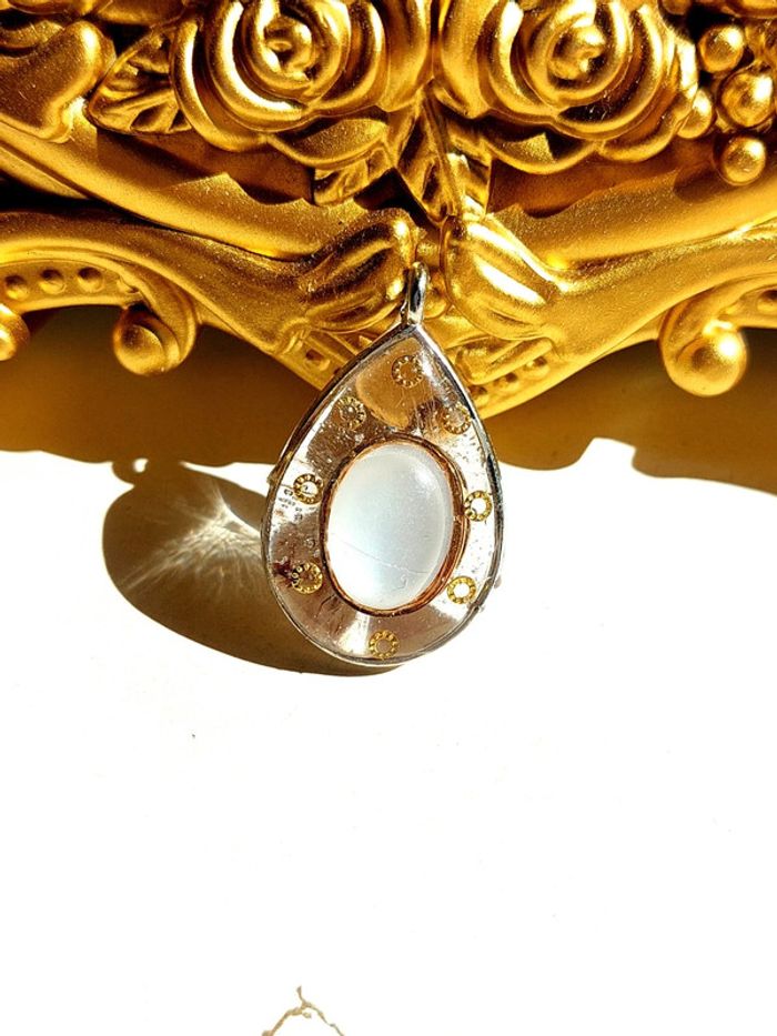 Magnifique pendentif en résine pierre de lune