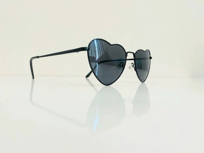 Lunette de soleil femme cœur noire UV protection catégorie 3 - photo numéro 3