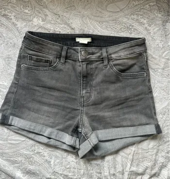 Short moulant gris