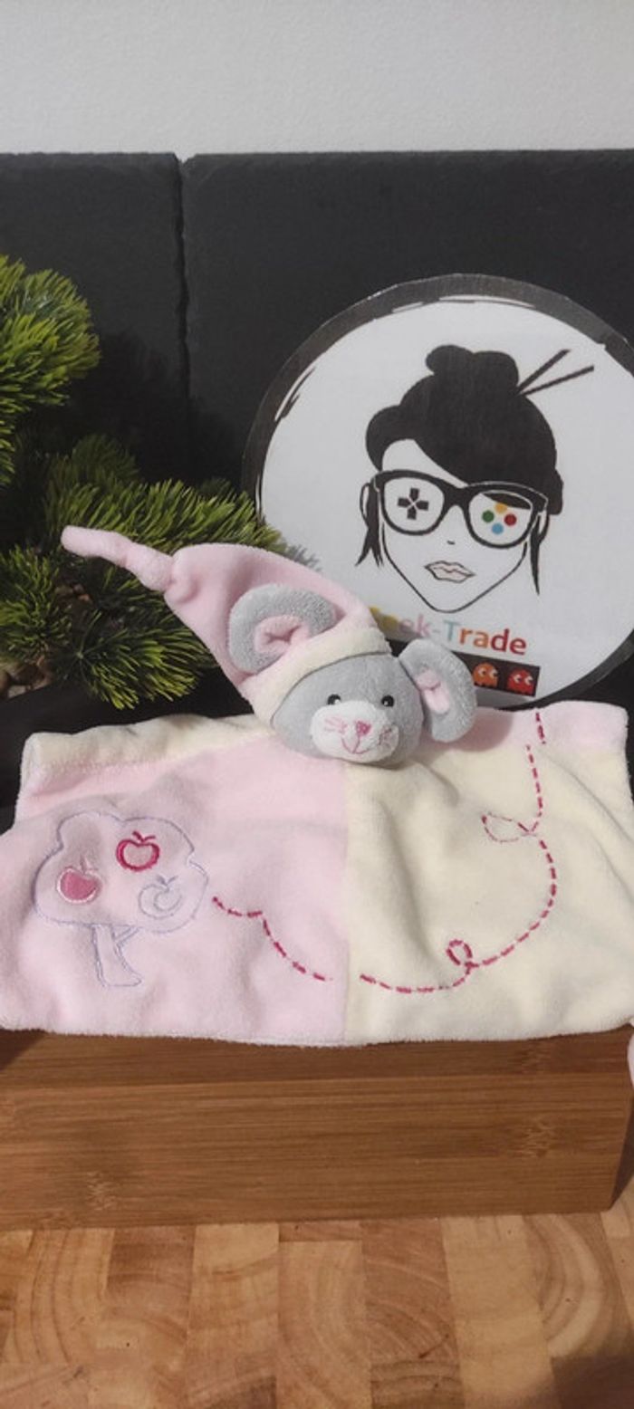 Doudou plat souris rose arbre pommes pommier gris bonnet arbre jaune gipsy