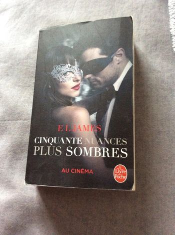 #cinquante nuances plus sombres El James.      )