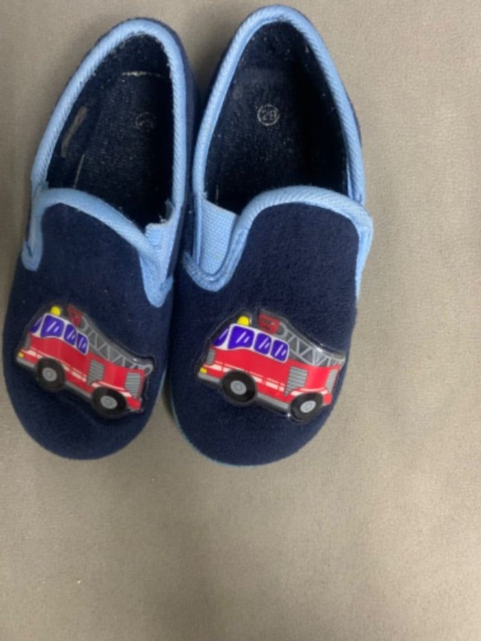 Chaussons avec camion de pompiers