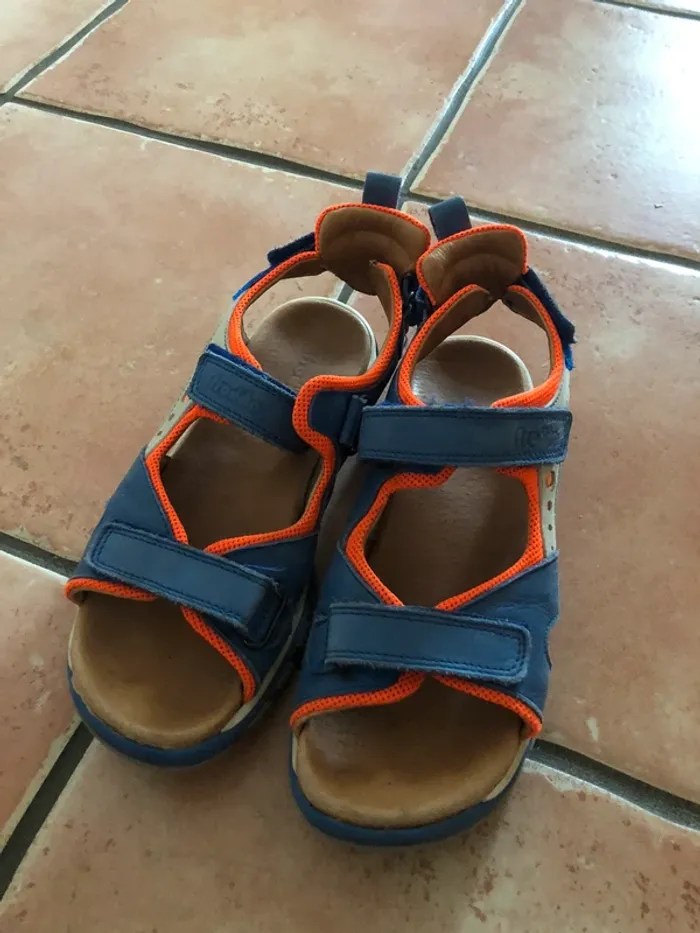 Paire de sandales en cuir