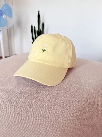 Casquette jaune pâle à broderie florale