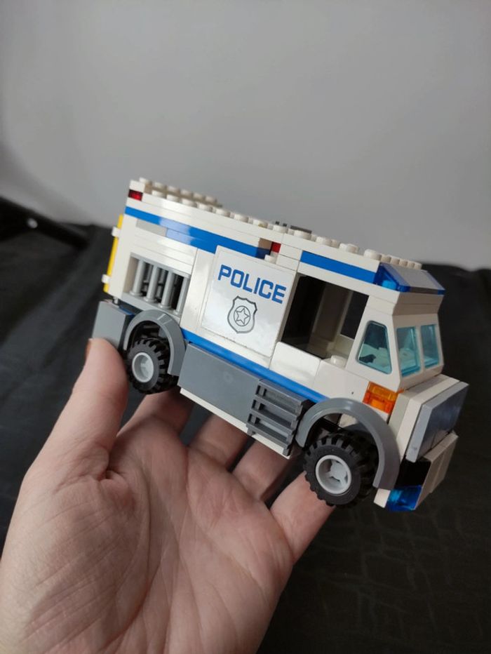 Fourgon de police LEGO - photo numéro 2