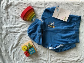 gilet zippé à capuche bleu dessin poitrine inscription manche droite 2/4 ans lupilu