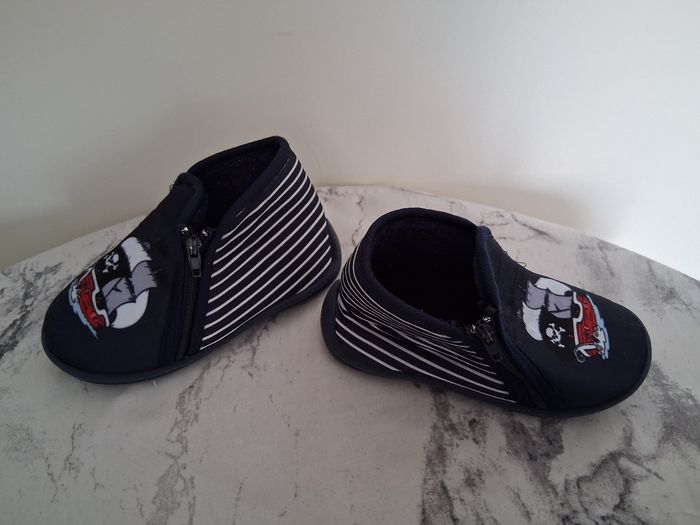 Chaussons garçon pointure 25 - photo numéro 2