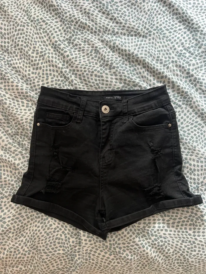 Short noir taille 36 destroy