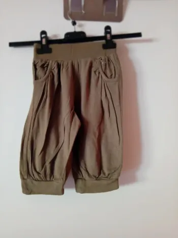 Joli pantalon léger kaki. 4 ans