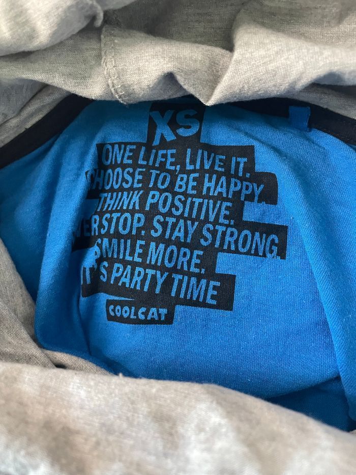 Très beau tee shirt grand col 🥰 taille XS coolcat - photo numéro 4