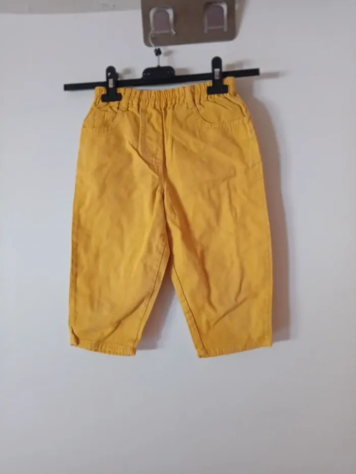 Joli pantalon moutarde.  C&A. 2 ans