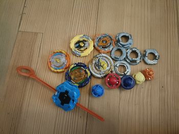 Toupies Beyblade burst+ lanceur
