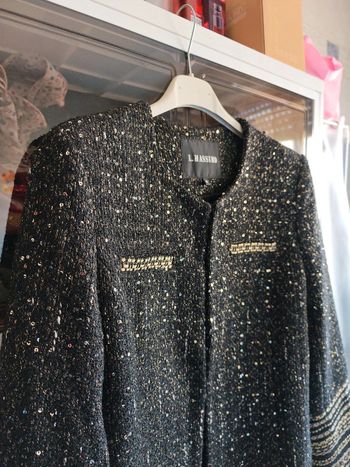 Manteau chic en tweed noir et doré