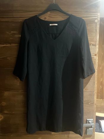 Robe noire courte empiècement dentelle