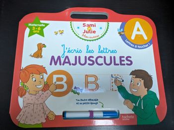 Ardoise livre Sami et Julie lettres majuscules